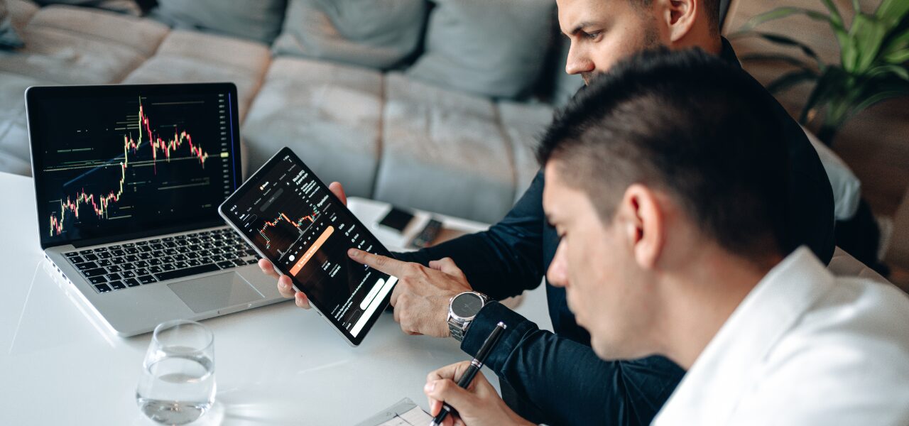 advantages of trading with a broker